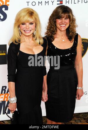 Loni Anderson und Tochter Deidra Hoffman kommen zum jährlichen Rennen um die Löschung von MS 17., das von Nancy Davis von der Nancy Davis Foundation for Multiple Sclerosis und Tommy Hilfiger gemeinsam veranstaltet wurde, die während der Veranstaltung im Hyatt Regency Century Plaza eine Modenschau für Prominente präsentierten. Los Angeles, Kalifornien. 05/07/10. Stockfoto