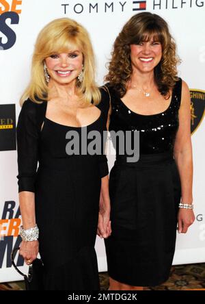 Loni Anderson und Tochter Deidra Hoffman kommen zum jährlichen Rennen um die Löschung von MS 17., das von Nancy Davis von der Nancy Davis Foundation for Multiple Sclerosis und Tommy Hilfiger gemeinsam veranstaltet wurde, die während der Veranstaltung im Hyatt Regency Century Plaza eine Modenschau für Prominente präsentierten. Los Angeles, Kalifornien. 05/07/10. . Stockfoto