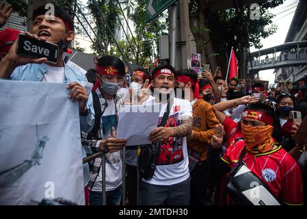 Bangkok, Thailand. 01. Februar 2023. Die Demonstranten grüßen drei Finger und rufen während der Demonstration Slogans. Birmanen in Thailand versammeln sich vor der Botschaft von Myanmar in Bangkok, um 2 Jahre zu feiern, seit das Militär Myanmars am 1. Februar 2021 die Macht von einer demokratisch gewählten Zivilregierung erobert hat. Kredit: SOPA Images Limited/Alamy Live News Stockfoto