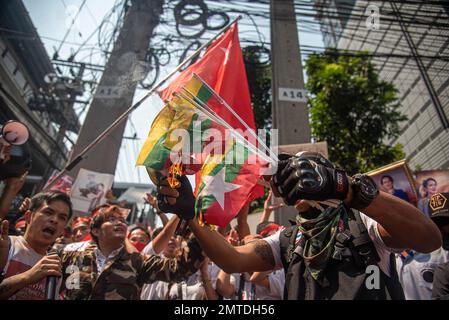 Bangkok, Thailand. 01. Februar 2023. Demonstranten verbrennen die Flaggen Myanmars während der Demonstration. Birmanen in Thailand versammeln sich vor der Botschaft von Myanmar in Bangkok, um 2 Jahre zu feiern, seit das Militär Myanmars am 1. Februar 2021 die Macht von einer demokratisch gewählten Zivilregierung erobert hat. Kredit: SOPA Images Limited/Alamy Live News Stockfoto