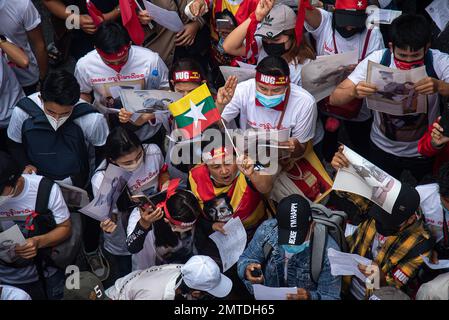 Bangkok, Thailand. 01. Februar 2023. Ein Protestteilnehmer schwenkt eine Flagge und schreit während der Demonstration Slogans. Birmanen in Thailand versammeln sich vor der Botschaft von Myanmar in Bangkok, um 2 Jahre zu feiern, seit das Militär Myanmars am 1. Februar 2021 die Macht von einer demokratisch gewählten Zivilregierung erobert hat. Kredit: SOPA Images Limited/Alamy Live News Stockfoto