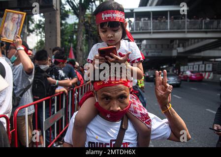 Bangkok, Thailand. 01. Februar 2023. Ein Protestteilnehmer salutiert während der Demonstration mit drei Fingern. Birmanen in Thailand versammeln sich vor der Botschaft von Myanmar in Bangkok, um 2 Jahre zu feiern, seit das Militär Myanmars am 1. Februar 2021 die Macht von einer demokratisch gewählten Zivilregierung erobert hat. (Foto: Peerapon Boonyakiat/SOPA Images/Sipa USA) Guthaben: SIPA USA/Alamy Live News Stockfoto