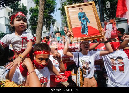 Demonstranten halten ein Porträt der demokratiefreundlichen Ikone Aung San Suu Ky und singen während einer Kundgebung anlässlich des zweiten Jahrestages des Putsches in Myanmar außerhalb der Botschaft Myanmars in Bangkok Slogans gegen die regierende Militärjunta. Staatsangehörige Myanmars, die in Thailand leben, veranstalten anlässlich des zweiten Jahrestages des Putsches in Myanmar eine Kundgebung. Myanmars Militär ergriff am 1. Februar 2021 die Macht, stürzte die Zivilregierung und verhaftete ihre de facto-Führerin Aung San Suu Kyi. (Foto: Chaiwat Subprasom/SOPA Images/Sipa USA) Stockfoto