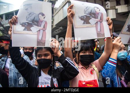 Bangkok, Thailand. 01. Februar 2023. Demonstranten halten während der Demonstration Porträts von Aung San Suu Kyi. Birmanen in Thailand versammeln sich vor der Botschaft von Myanmar in Bangkok, um 2 Jahre zu feiern, seit das Militär Myanmars am 1. Februar 2021 die Macht von einer demokratisch gewählten Zivilregierung erobert hat. (Foto: Peerapon Boonyakiat/SOPA Images/Sipa USA) Guthaben: SIPA USA/Alamy Live News Stockfoto