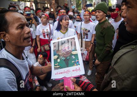 Bangkok, Thailand. 01. Februar 2023. Demonstranten halten während der Demonstration ein Porträt von Min Aung Hlaing. Birmanen in Thailand versammeln sich vor der Botschaft von Myanmar in Bangkok, um 2 Jahre zu feiern, seit das Militär Myanmars am 1. Februar 2021 die Macht von einer demokratisch gewählten Zivilregierung erobert hat. (Foto: Peerapon Boonyakiat/SOPA Images/Sipa USA) Guthaben: SIPA USA/Alamy Live News Stockfoto