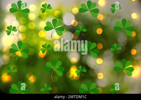 Schönes Design mit Kleeblättern, Bokeh-Effekt. St. Patrick's Day Stockfoto