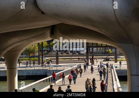 Little Island Park am Pier 55 am Hudson River in Manhattan New York City Stockfoto
