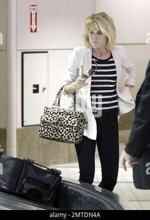 Die Schauspielerin Rachael Taylor sieht etwas verwirrt aus, als sie nach der Ankunft am Flughafen LAX ihr Gepäck an der Gepäckausgabe abholte. Los Angeles, Kalifornien. 5. August 2011. Stockfoto