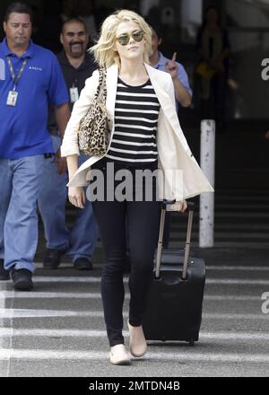 Die Schauspielerin Rachael Taylor sieht etwas verwirrt aus, als sie nach der Ankunft am Flughafen LAX ihr Gepäck an der Gepäckausgabe abholte. Los Angeles, Kalifornien. 5. August 2011. Stockfoto