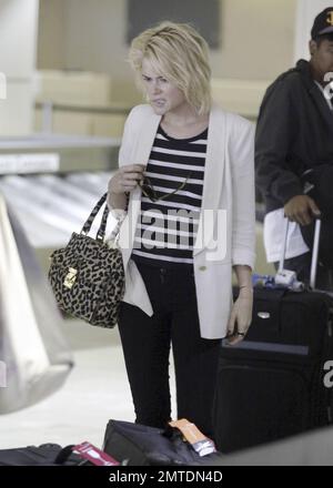 Die Schauspielerin Rachael Taylor sieht etwas verwirrt aus, als sie nach der Ankunft am Flughafen LAX ihr Gepäck an der Gepäckausgabe abholte. Los Angeles, Kalifornien. 5. August 2011. Stockfoto