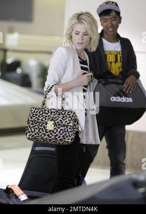Die Schauspielerin Rachael Taylor sieht etwas verwirrt aus, als sie nach der Ankunft am Flughafen LAX ihr Gepäck an der Gepäckausgabe abholte. Los Angeles, Kalifornien. 5. August 2011. Stockfoto