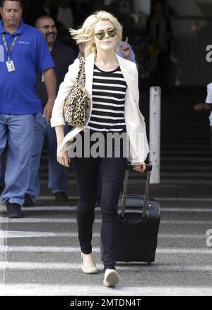 Die Schauspielerin Rachael Taylor sieht etwas verwirrt aus, als sie nach der Ankunft am Flughafen LAX ihr Gepäck an der Gepäckausgabe abholte. Los Angeles, Kalifornien. 5. August 2011. Stockfoto