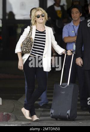 Die Schauspielerin Rachael Taylor sieht etwas verwirrt aus, als sie nach der Ankunft am Flughafen LAX ihr Gepäck an der Gepäckausgabe abholte. Los Angeles, Kalifornien. 5. August 2011. Stockfoto