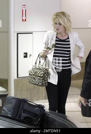 Die Schauspielerin Rachael Taylor sieht etwas verwirrt aus, als sie nach der Ankunft am Flughafen LAX ihr Gepäck an der Gepäckausgabe abholte. Los Angeles, Kalifornien. 5. August 2011. Stockfoto