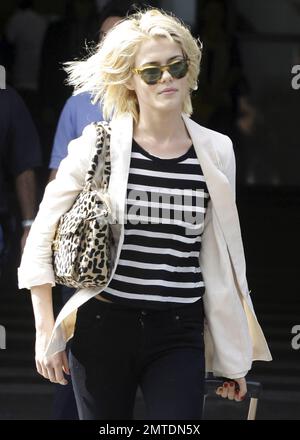 Die Schauspielerin Rachael Taylor sieht etwas verwirrt aus, als sie nach der Ankunft am Flughafen LAX ihr Gepäck an der Gepäckausgabe abholte. Los Angeles, Kalifornien. 5. August 2011. Stockfoto