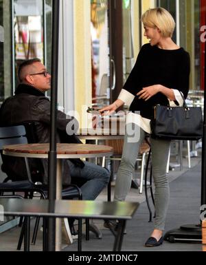 EXKLUSIV!! Eine australische Schauspielerin und Model Rachael Taylor wurde gesehen, wie sie mit einem männlichen Freund in West Hollywood Kaffee trank. Der 27-Jährige trug ein schwarzes Tunika-Oberteil mit grauen Jeans, schwarzen flachen Schuhen und einer schwarzen Handtasche. Los Angeles, Kalifornien. 19. Januar 2012 Stockfoto