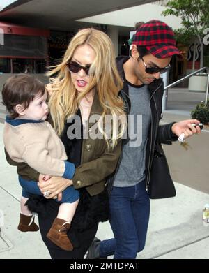 Stylist Rachel Zoe trägt Sohn Skyler, während sie und Ehemann Rodger Berman die Newsroom gemeinsam an einem Familientag verlassen. Los Angeles, Kalifornien. 28. Februar 2012 Stockfoto