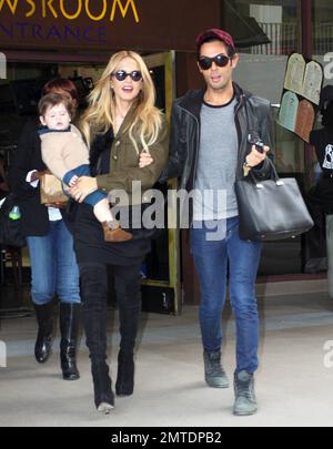 Stylist Rachel Zoe trägt Sohn Skyler, während sie und Ehemann Rodger Berman die Newsroom gemeinsam an einem Familientag verlassen. Los Angeles, Kalifornien. 28. Februar 2012 Stockfoto