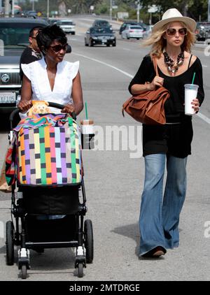 Die Stylist Rachel Zoe spaziert mit ihrem Sohn Skyler und ihrem Kindermädchen in der Nähe des Einkaufszentrums Cross Creek in Malibu, Kalifornien. 7/3/11 Stockfoto