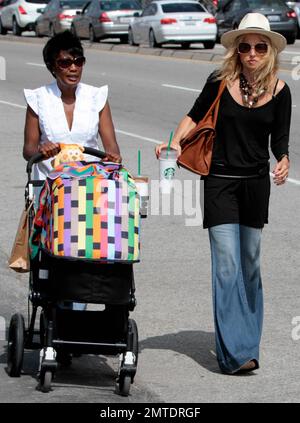 Die Stylist Rachel Zoe spaziert mit ihrem Sohn Skyler und ihrem Kindermädchen in der Nähe des Einkaufszentrums Cross Creek in Malibu, Kalifornien. 7/3/11 Stockfoto