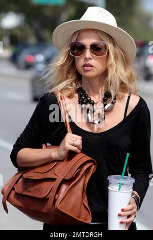 Die Stylist Rachel Zoe spaziert mit ihrem Sohn Skyler und ihrem Kindermädchen in der Nähe des Einkaufszentrums Cross Creek in Malibu, Kalifornien. 7/3/11 Stockfoto