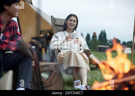 Ein junges japanisches Paar auf dem Campingplatz Stockfoto
