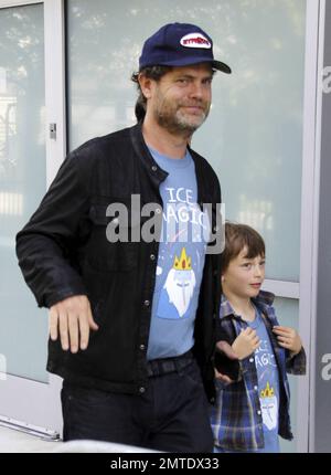 EXKLUSIV!! Der Star „The Office“ Rainn Wilson winkt, wenn er beim SPIEL DER LA Kings im Staples Center ankommt. Los Angeles, Kalifornien. 20. Mai 2012 Stockfoto