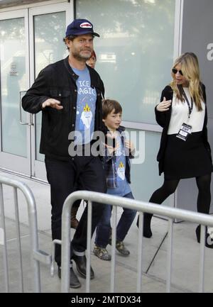 EXKLUSIV!! Der Star „The Office“ Rainn Wilson winkt, wenn er beim SPIEL DER LA Kings im Staples Center ankommt. Los Angeles, Kalifornien. 20. Mai 2012 Stockfoto