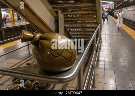 tom Otterness Skulpturen auf dem Bahnsteig der U-Bahn-Station 8. Avenue in Manhattan New York City Stockfoto