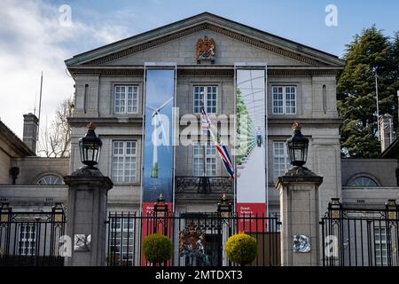 Tokio, Japan. 1. Februar 2023. Die Botschaft des Vereinigten Königreichs von Grossbrittan und Nordirland in Japan. Die derzeitige britische Botschafterin ist Julia Longbottom. Die britische Botschaft in Japan ist die diplomatische Mission des Vereinigten Königreichs in Japan. Das Unternehmen hat seinen Sitz in Tokio und spielt eine wichtige Rolle bei der Vertretung der Interessen Großbritanniens im Land. Die Botschaft ist für die politischen, wirtschaftlichen und konsularischen Beziehungen zwischen den beiden Ländern zuständig. Kredit: ZUMA Press, Inc./Alamy Live News Stockfoto