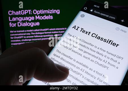 AI Text Classifier Software-Webseite auf Smartphone-Bildschirm und ChatGPT-Seite auf unscharfem Hintergrund. Tool für die AI-Texterkennung durch OPEN A Stockfoto