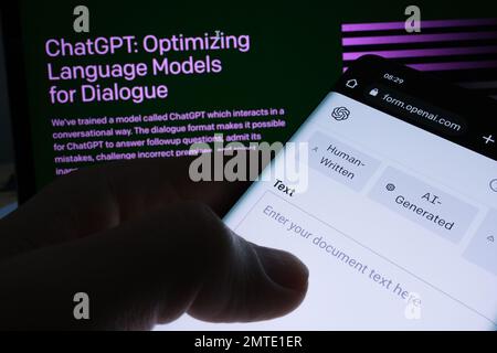 AI Text Classifier Software-Webseite auf Smartphone-Bildschirm und ChatGPT-Seite auf unscharfem Hintergrund. Tool für die AI-Texterkennung durch OPEN A Stockfoto