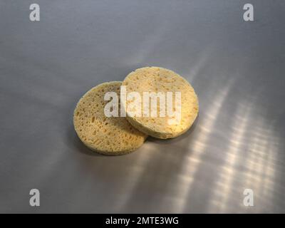 Schminkentferner-Schwämme mit Schatten- und Lichteffekten Stockfoto