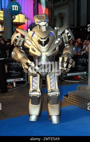 Titan auf der britischen Premiere von „Real Steel“ am Leicester Square. London, Großbritannien. 14. September 2011 Stockfoto