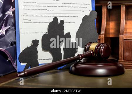 Abschiebungsanordnung. Silhouetten von Personen, die illegal die Grenze überschreiten Stockfoto