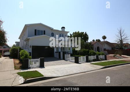 EXKLUSIV!! Rebell Wilsons neues Haus aus West Hollywood aus dem Jahr $2.950.000. Das 4.409 Quadratfuß, 5 Betten, 5 Bäder Haus, das einen Salzwasserpool und einen Kamin im Freien hat, sieht abwesend aus in den bescheidenen Nachbarhotels, die normalerweise nicht mehr als 1.200-1.500 Quadratfuß insgesamt sind. Immobilien wie Wilsons neues Zuhause sind vor Ort als „McMansions“ bekannt, die die Bewohner von Los Angeles empört haben, weil Bauherren Einfamilienhäuser und Doppelhäuser aus den 1920er Jahren durch übergroße und untypische Bauten ersetzt haben. Im letzten Jahr hat der Stadtrat von Los Angeles einstimmig die "Nachbarin" verabschiedet Stockfoto