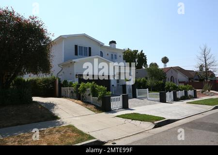 EXKLUSIV!! Rebell Wilsons neues Haus aus West Hollywood aus dem Jahr $2.950.000. Das 4.409 Quadratfuß, 5 Betten, 5 Bäder Haus, das einen Salzwasserpool und einen Kamin im Freien hat, sieht abwesend aus in den bescheidenen Nachbarhotels, die normalerweise nicht mehr als 1.200-1.500 Quadratfuß insgesamt sind. Immobilien wie Wilsons neues Zuhause sind vor Ort als „McMansions“ bekannt, die die Bewohner von Los Angeles empört haben, weil Bauherren Einfamilienhäuser und Doppelhäuser aus den 1920er Jahren durch übergroße und untypische Bauten ersetzt haben. Im letzten Jahr hat der Stadtrat von Los Angeles einstimmig die "Nachbarin" verabschiedet Stockfoto