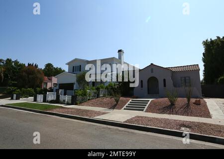 EXKLUSIV!! Rebell Wilsons neues Haus aus West Hollywood aus dem Jahr $2.950.000. Das 4.409 Quadratfuß, 5 Betten, 5 Bäder Haus, das einen Salzwasserpool und einen Kamin im Freien hat, sieht abwesend aus in den bescheidenen Nachbarhotels, die normalerweise nicht mehr als 1.200-1.500 Quadratfuß insgesamt sind. Immobilien wie Wilsons neues Zuhause sind vor Ort als „McMansions“ bekannt, die die Bewohner von Los Angeles empört haben, weil Bauherren Einfamilienhäuser und Doppelhäuser aus den 1920er Jahren durch übergroße und untypische Bauten ersetzt haben. Im letzten Jahr hat der Stadtrat von Los Angeles einstimmig die "Nachbarin" verabschiedet Stockfoto