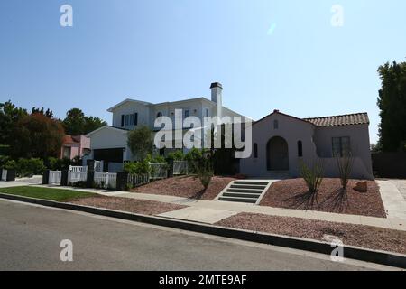 EXKLUSIV!! Rebell Wilsons neues Haus aus West Hollywood aus dem Jahr $2.950.000. Das 4.409 Quadratfuß, 5 Betten, 5 Bäder Haus, das einen Salzwasserpool und einen Kamin im Freien hat, sieht abwesend aus in den bescheidenen Nachbarhotels, die normalerweise nicht mehr als 1.200-1.500 Quadratfuß insgesamt sind. Immobilien wie Wilsons neues Zuhause sind vor Ort als „McMansions“ bekannt, die die Bewohner von Los Angeles empört haben, weil Bauherren Einfamilienhäuser und Doppelhäuser aus den 1920er Jahren durch übergroße und untypische Bauten ersetzt haben. Im letzten Jahr hat der Stadtrat von Los Angeles einstimmig die "Nachbarin" verabschiedet Stockfoto