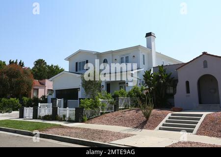 EXKLUSIV!! Rebell Wilsons neues Haus aus West Hollywood aus dem Jahr $2.950.000. Das 4.409 Quadratfuß, 5 Betten, 5 Bäder Haus, das einen Salzwasserpool und einen Kamin im Freien hat, sieht abwesend aus in den bescheidenen Nachbarhotels, die normalerweise nicht mehr als 1.200-1.500 Quadratfuß insgesamt sind. Immobilien wie Wilsons neues Zuhause sind vor Ort als „McMansions“ bekannt, die die Bewohner von Los Angeles empört haben, weil Bauherren Einfamilienhäuser und Doppelhäuser aus den 1920er Jahren durch übergroße und untypische Bauten ersetzt haben. Im letzten Jahr hat der Stadtrat von Los Angeles einstimmig die "Nachbarin" verabschiedet Stockfoto