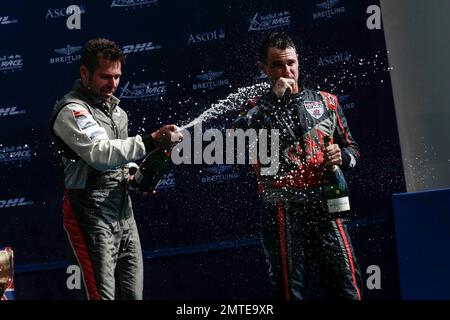 Matt Hall, Matthias Doldererer und Hannes Arch bei der Preisverleihung des Master Cup beim Red Bull Air Race 2016. Ascot, Vereinigtes Königreich. 14. August 2016. Stockfoto