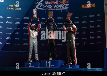 Matt Hall, Matthias Doldererer und Hannes Arch bei der Preisverleihung des Master Cup beim Red Bull Air Race 2016. Ascot, Vereinigtes Königreich. 14. August 2016. Stockfoto