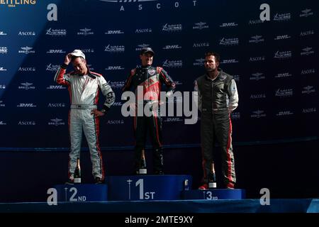 Matt Hall, Matthias Doldererer und Hannes Arch bei der Preisverleihung des Master Cup beim Red Bull Air Race 2016. Ascot, Vereinigtes Königreich. 14. August 2016. Stockfoto