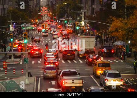 Stau auf der 59. Straße und 1. Straße zur abendlichen Hauptverkehrszeit in Manhattan New York City Stockfoto
