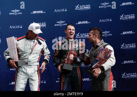 Matt Hall, Matthias Doldererer und Hannes Arch bei der Preisverleihung des Master Cup beim Red Bull Air Race 2016. Ascot, Vereinigtes Königreich. 14. August 2016. Stockfoto