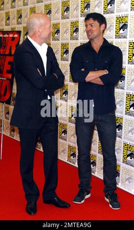 Bruce Willis und Karl Urban bewerben den Film „RED“ auf der Comic-Con in San Diego, Kalifornien. 7/22/10. Stockfoto