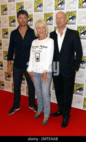 Karl Urban, Hellen Mirren und Bruce Willis bewerben den Film „RED“ auf der Comic-Con in San Diego, Kalifornien. 7/22/10. Stockfoto