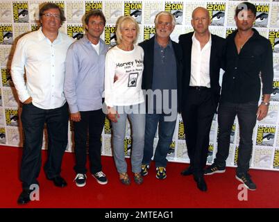 Produzent Lorenzo di Bonaventura, Hellen Mirren, Bruce Willis und Karl Urban werben für den Film „RED“ auf der Comic-Con in San Diego, Kalifornien. 7/22/10. Werbung für den Film „RED“ auf der Comic-Con in San Diego, Kalifornien. 7/22/10 Stockfoto