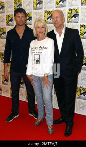 Karl Urban, Hellen Mirren und Bruce Willis bewerben den Film „RED“ auf der Comic-Con in San Diego, Kalifornien. 7/22/10. Stockfoto