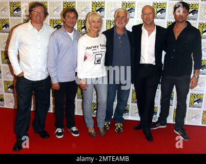Produzent Lorenzo di Bonaventura, Hellen Mirren, Bruce Willis und Karl Urban werben für den Film „RED“ auf der Comic-Con in San Diego, Kalifornien. 7/22/10. Werbung für den Film „RED“ auf der Comic-Con in San Diego, Kalifornien. 7/22/10 . Stockfoto